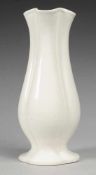 Art-Déco-Vase Steingut, cremefarben glasiert. Über passig geschwungenem Fuß gestreckter Korpus mit