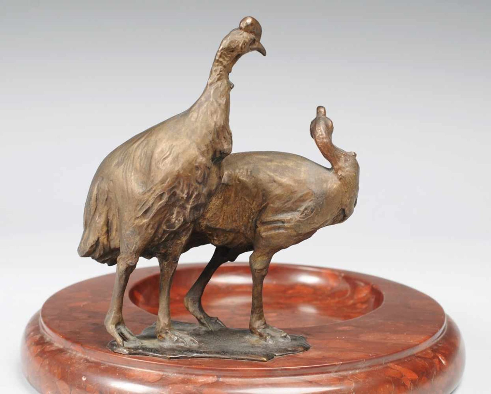 Kreye, W. (Deutscher Bildhauer, A. 20. Jh.) Rotbrauner Kalkstein u. Bronze, patiniert. Runde - Image 4 of 4