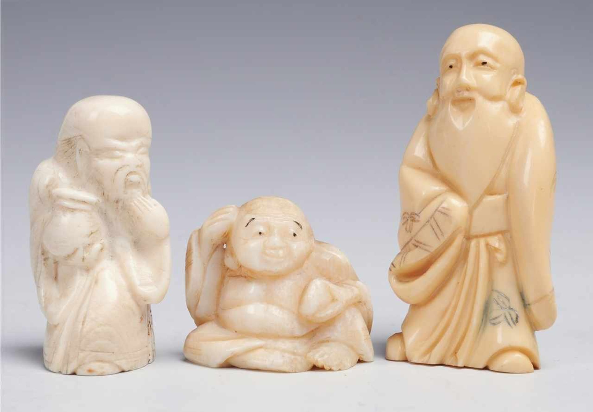 Drei Netsuke bzw. Okimonos Elfenbein, geschnitzt. Darstellungen versch. männlicher Figuren. Part.