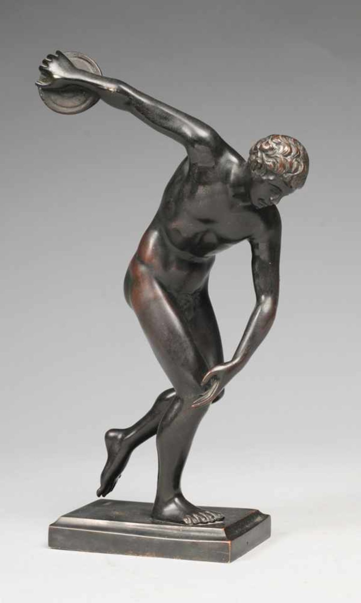 Diskobolos Bronze, patiniert. Auf rechteckigem profiliertem Sockel Kopie nach der antiken Plastik