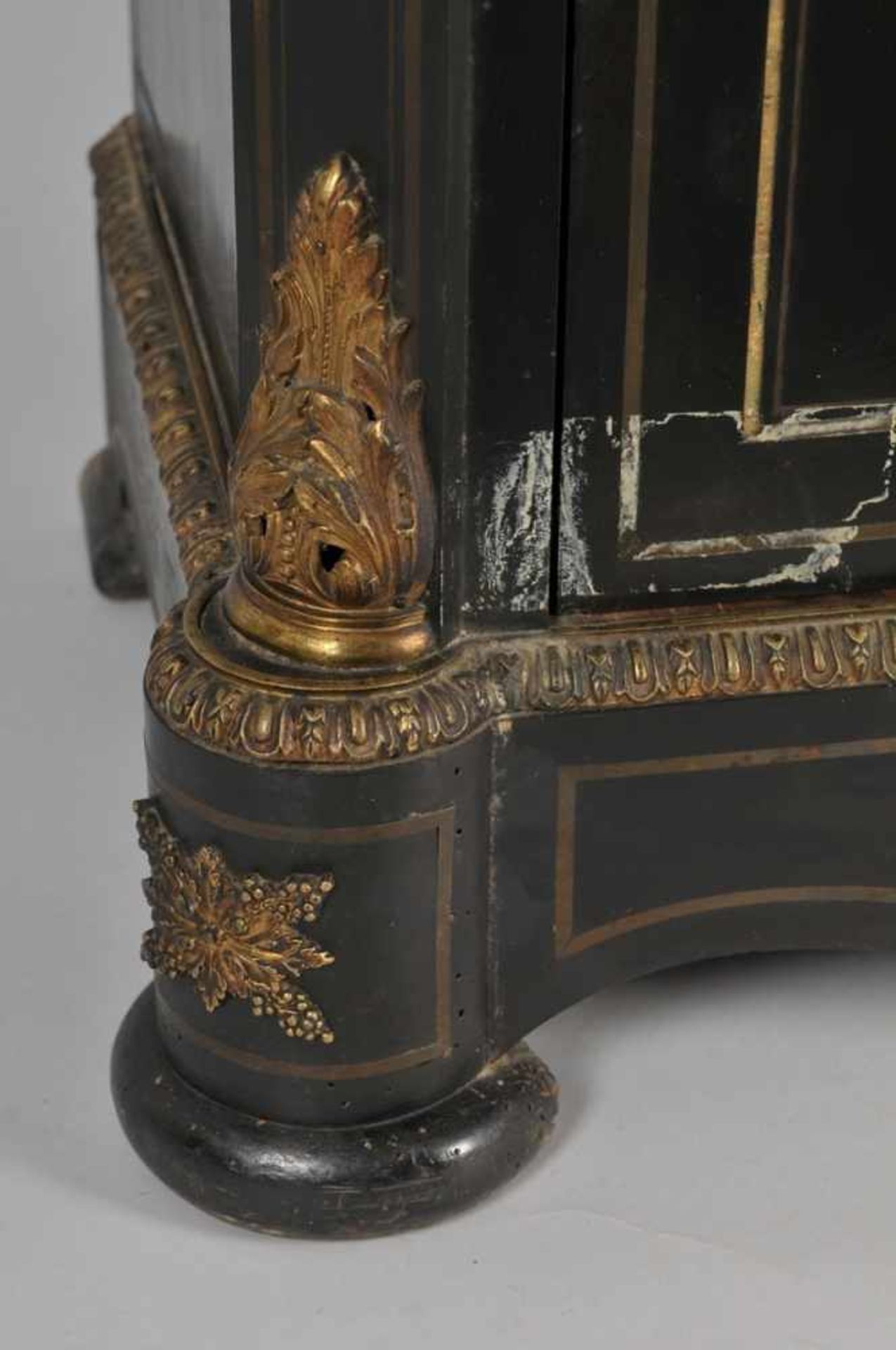 "Boulle"-Halbschrank Holz, ebonisiert. Auf gedrückten Kugelfüßen über geschweifter Zarge von - Image 8 of 9