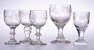 Fünf Trinkgläser Farbloses, teilw. dickerwandiges Glas. Formgeblasen, part. mit Abriss. 4 x