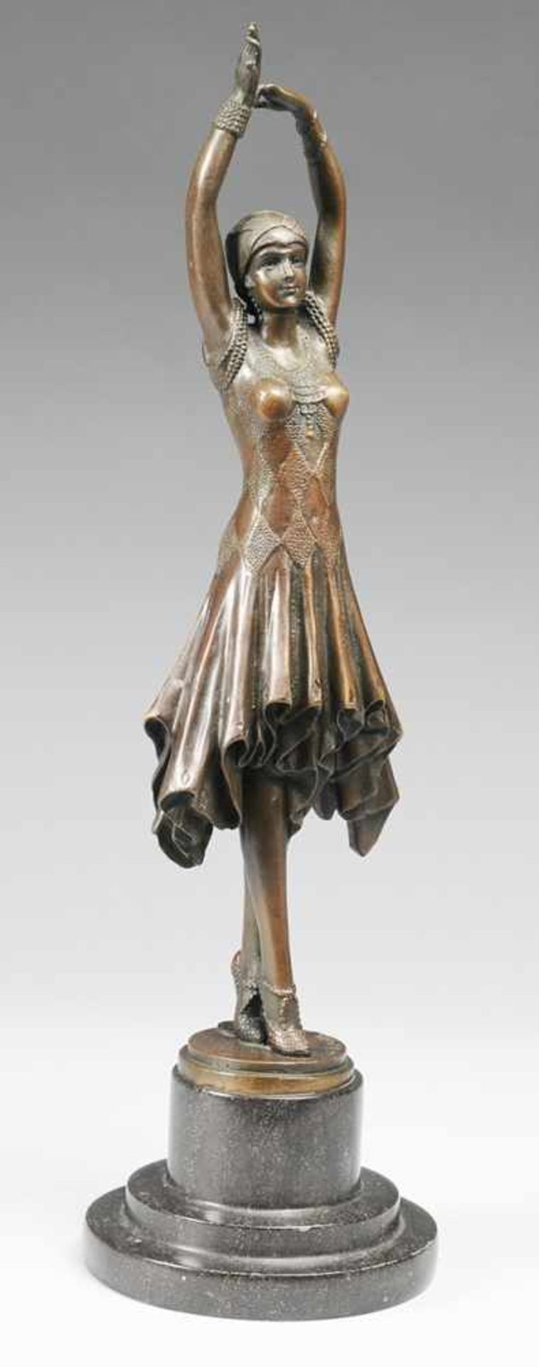 Chiparus, Dimitri nach (1886 Dorohoi - 1947 Paris) Bronze, patiniert. Auf rundem getrepptem