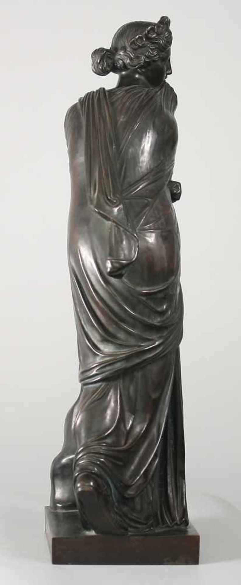 Statue der Polyhymnia Bronze, patiniert. Auf rechteckiger Plinthe Darstellung der an einen Felsen - Image 6 of 6