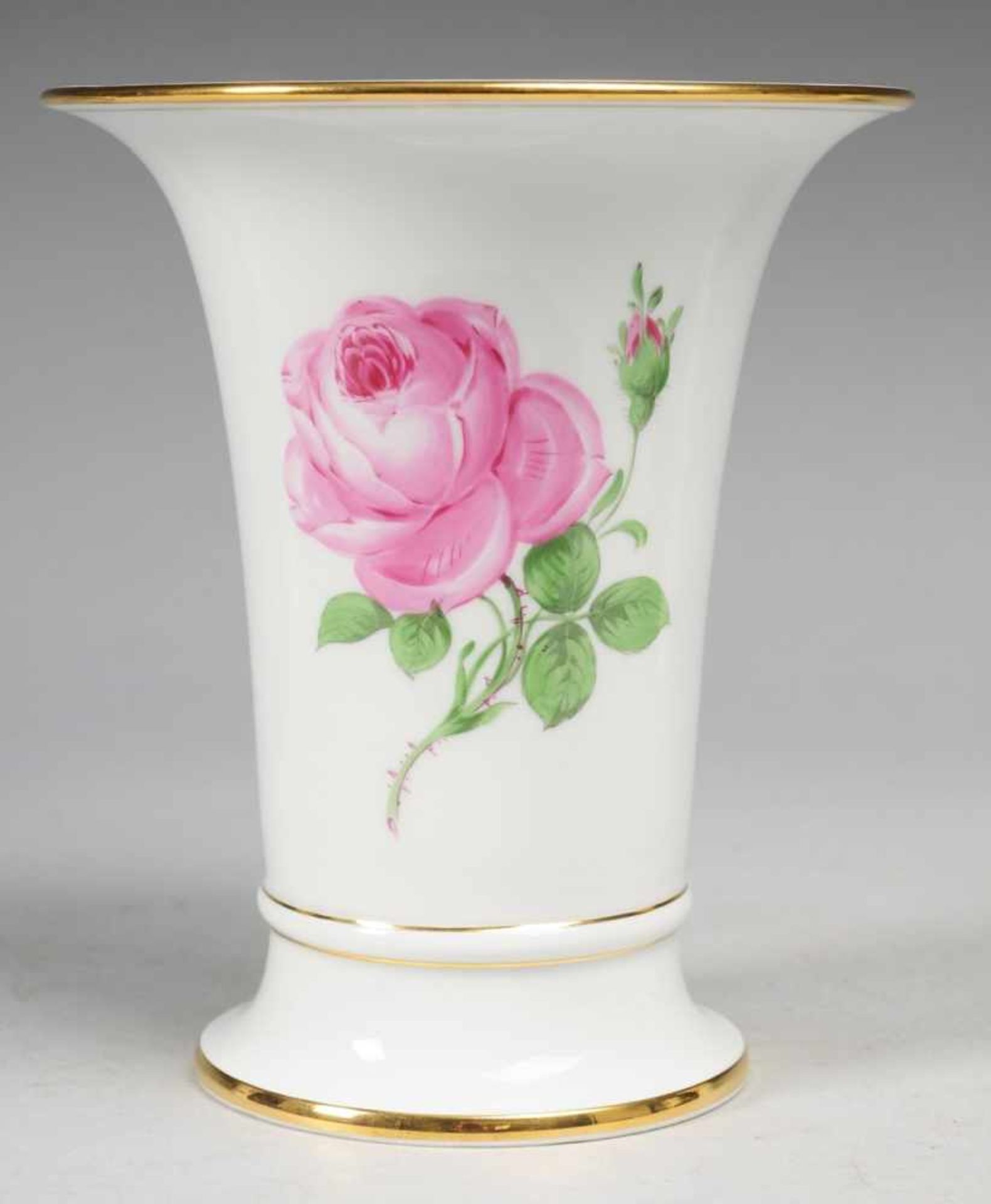 Trompetenvase "Rote Rose" Weiß, glasiert. Polychrome Bemalung. Goldränder. Schwertermarke, 2