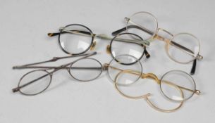 Vier historische Brillen Metall/Kunststoff/Glas, 2 x vergoldet. Versch. Modelle. 1 x Marke "