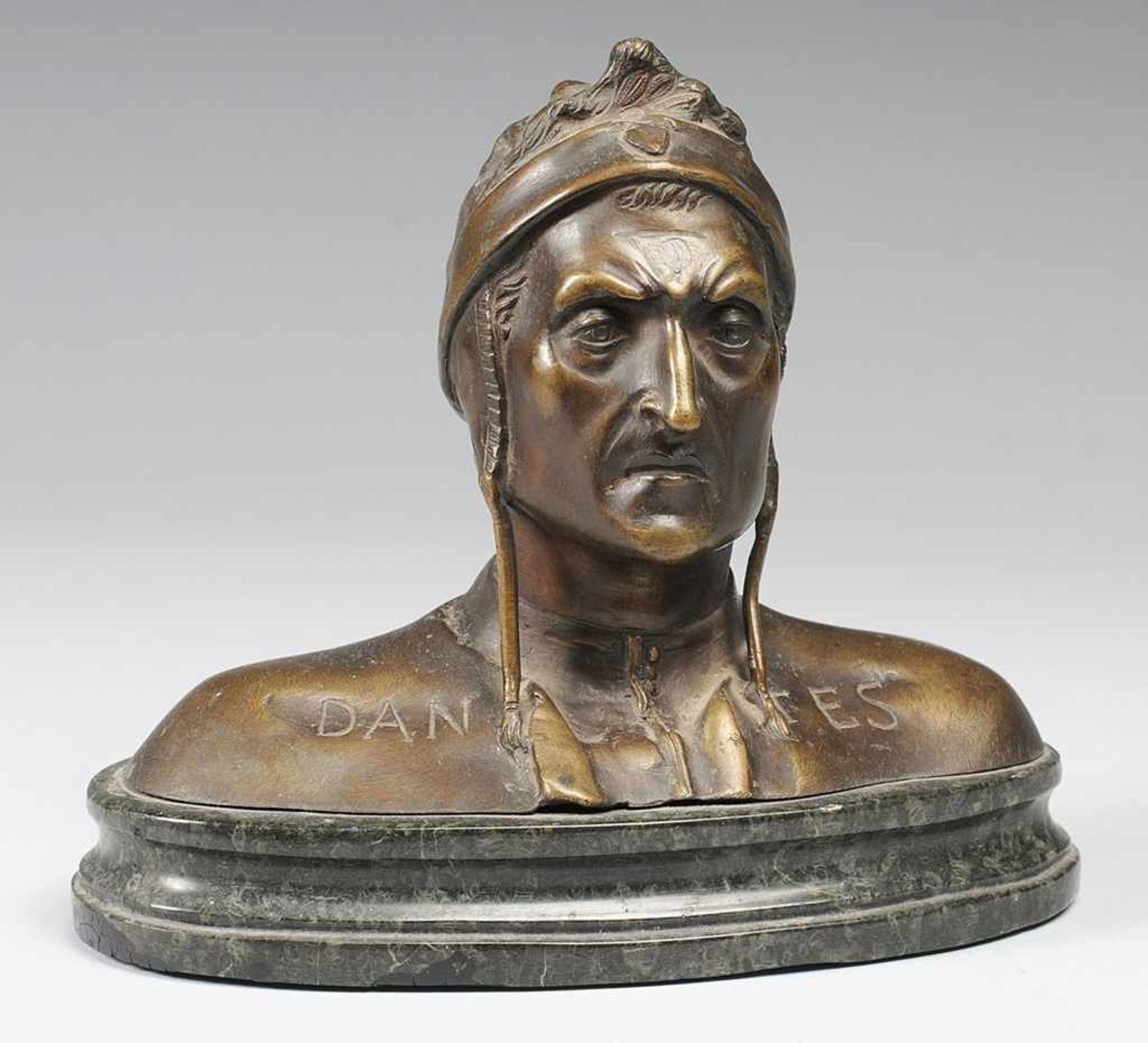 Büste des Dante Alighieri Bronze, patiniert. Auf ovalem profiliertem Serpentinsockel Porträtbüste