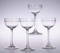 Vier Weingläser Farbloses Glas. Optisch gerippt formgeblasen. Scheibenfuß, schlanker Schaft, Kuppa