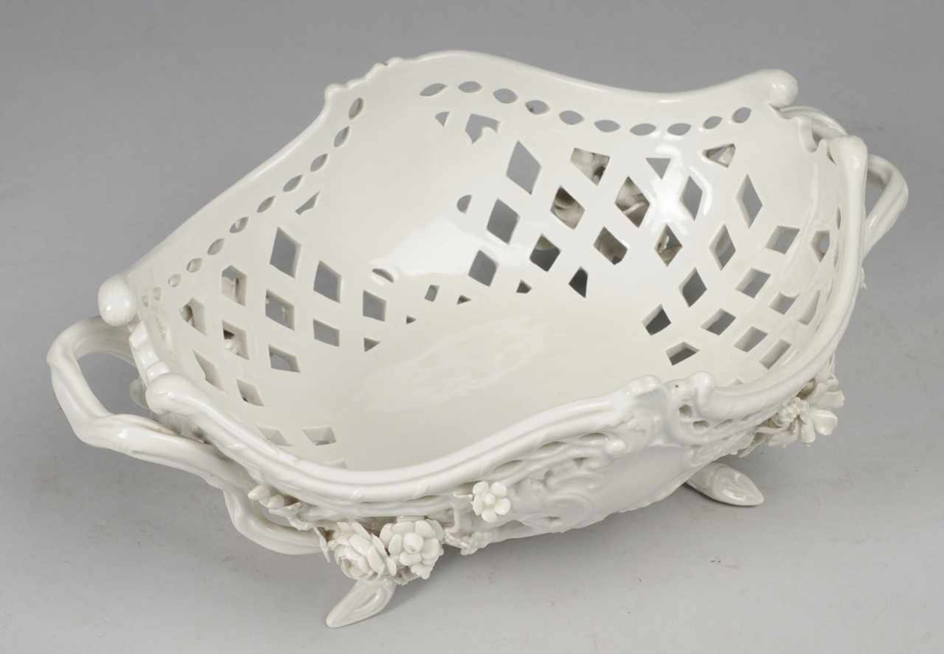 Durchbruchkorb mit Blütenbesatz Weiß, glasiert. Ovale, vierpassig geschweifte Form. Seitl. Handhaben - Image 2 of 2