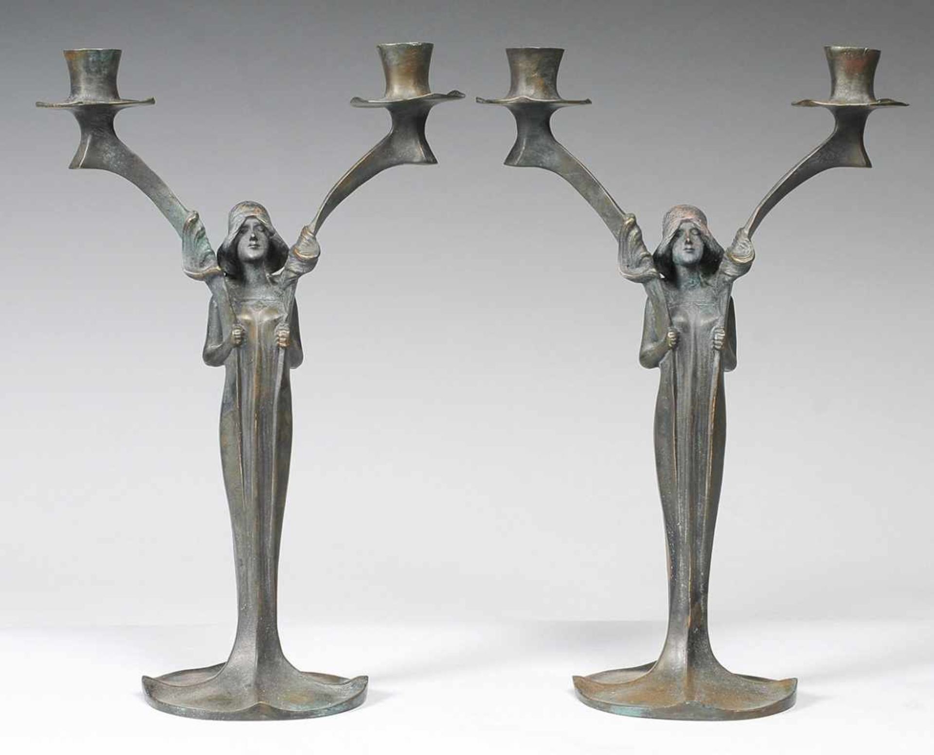 Paar Jugendstil-Tischleuchter Jew. 2-flg. Bronze. Auf flachem, gerippten Stand Schaft in Gestalt