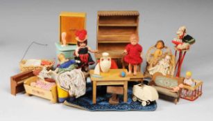 Konvolut Puppen und Puppenstubenmöbel Versch. Materialien. Versch. Miniaturpuppen u.
