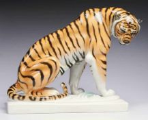 Sitzender Tiger Weiß, glasiert. Auf rechteckiger Plinthe kraftvolle Darstellung eines auf den