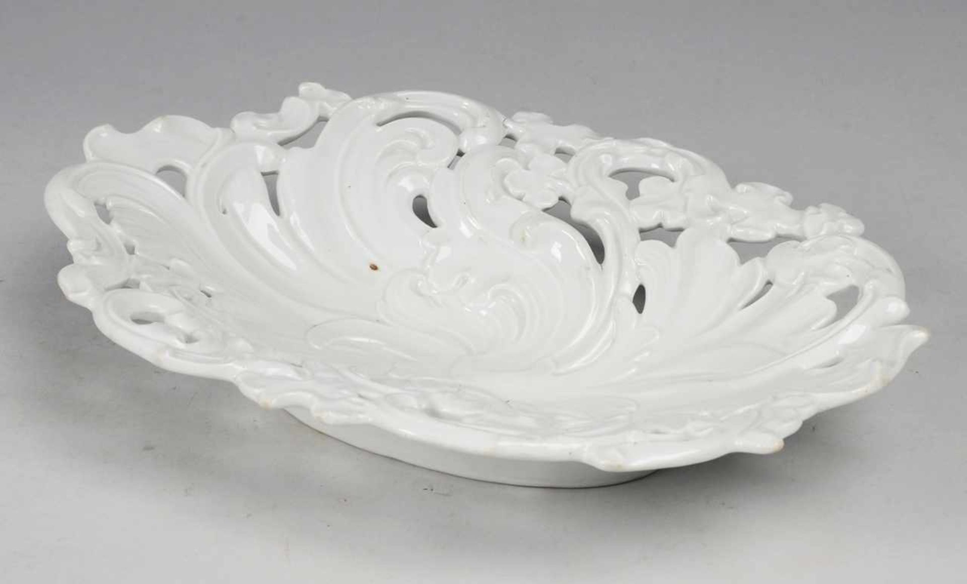 Schale mit floralem Reliefdekor Weiß, glasiert. Ovale gemuldete Schale mit kräftigem - Image 2 of 2