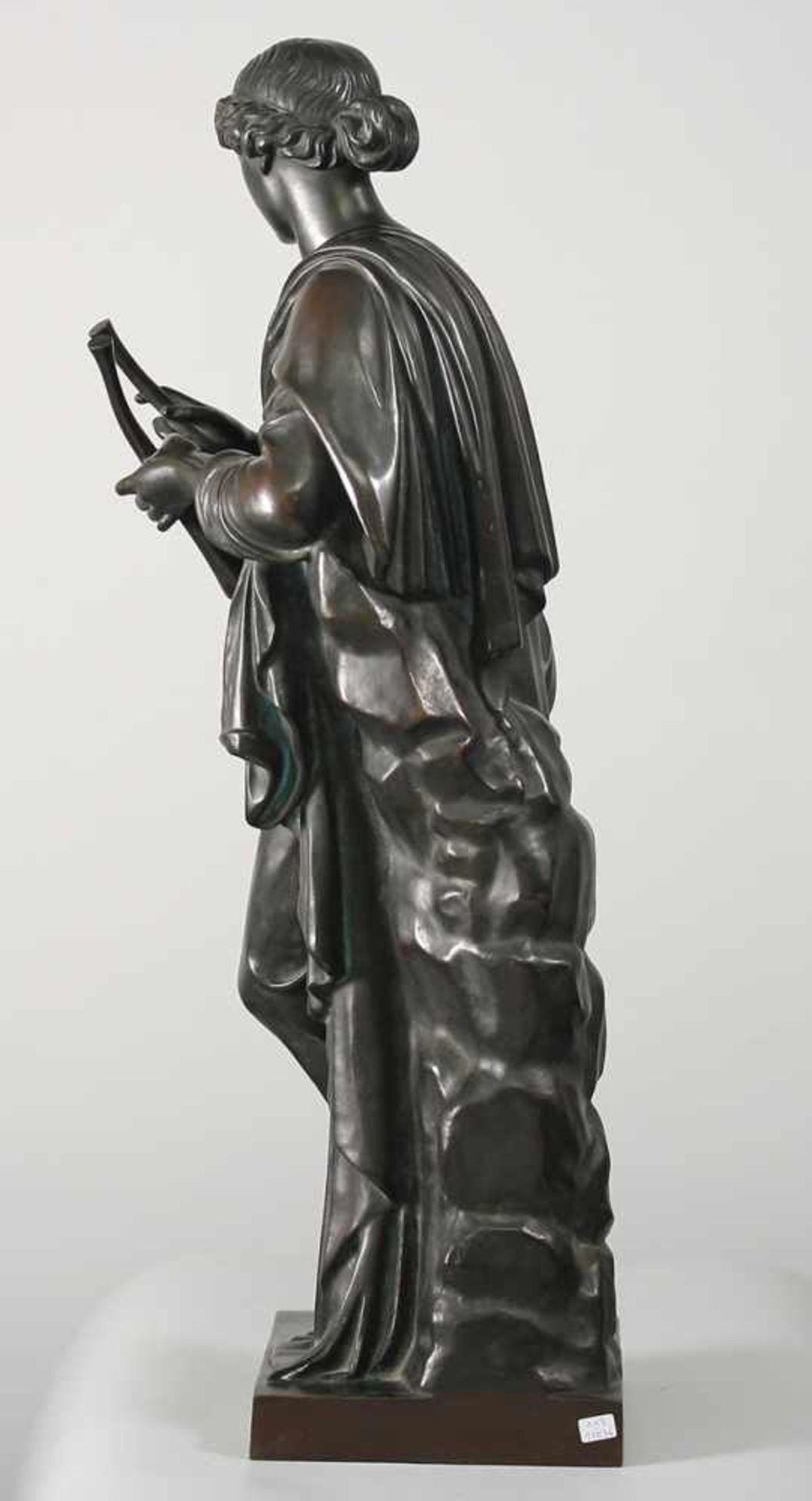Statue der Euterpe Bronze, patiniert. Auf rechteckiger Plinthe Darstellung der an einen Felsen - Image 3 of 6