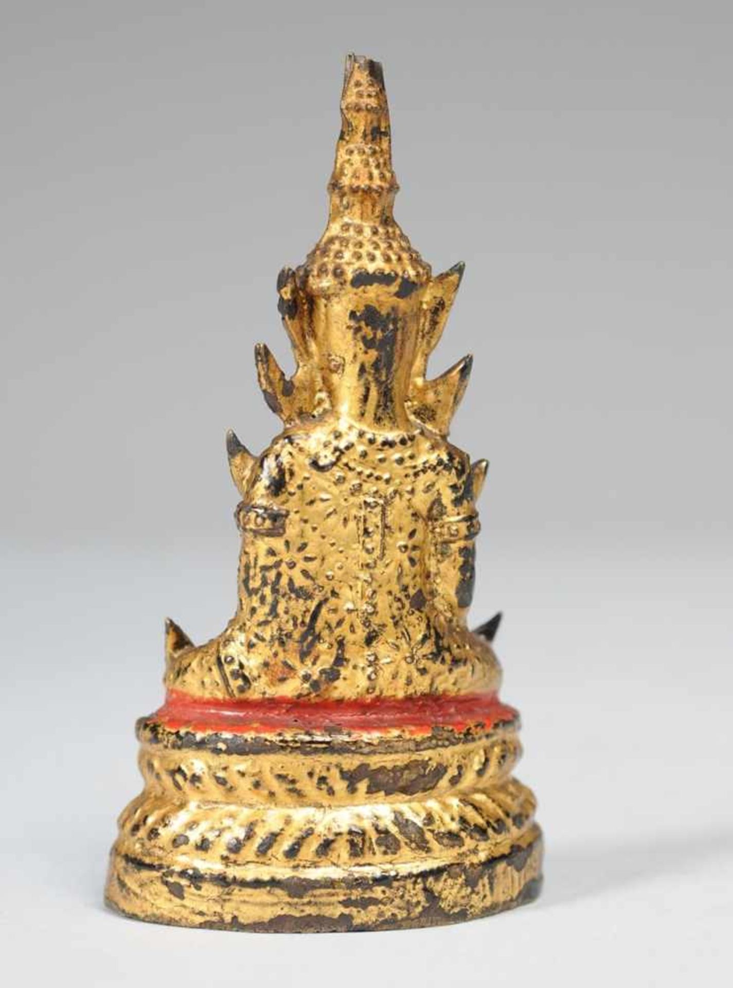 Kleine Figur des Buddha Shakyamuni Bronze, part. rot gefasst u. vergoldet. Auf Lotospodest - Bild 2 aus 3