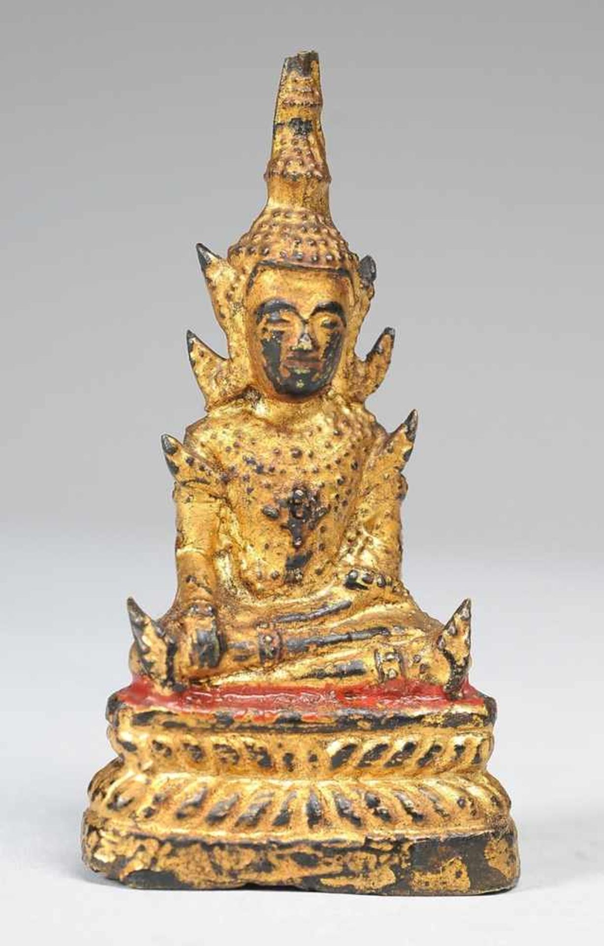 Kleine Figur des Buddha Shakyamuni Bronze, part. rot gefasst u. vergoldet. Auf Lotospodest