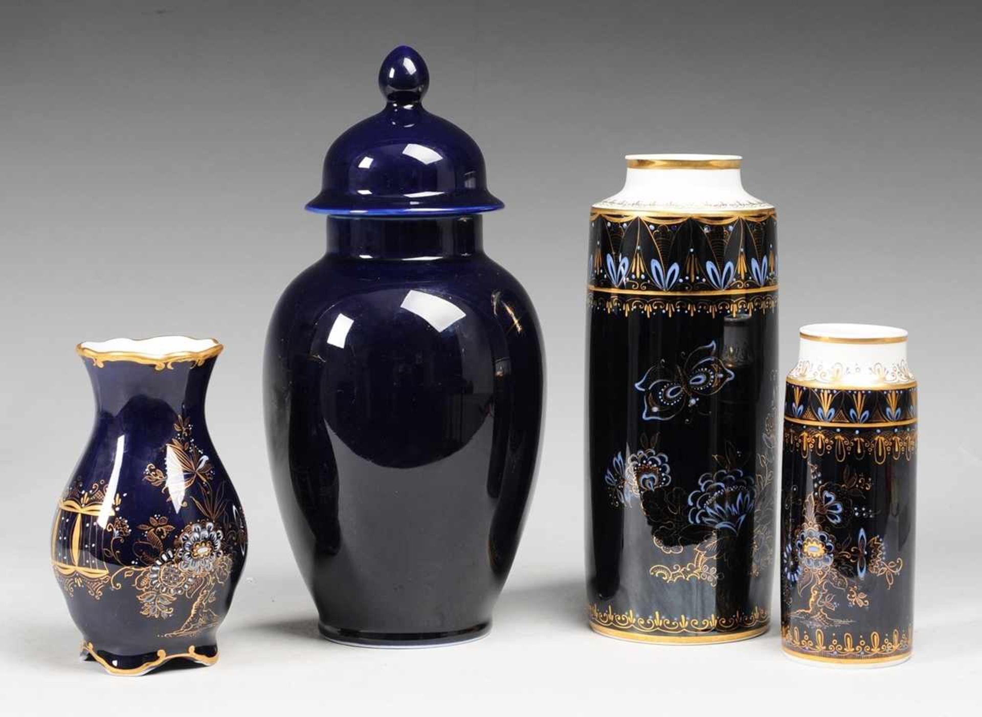 Vier Vasen Weiß, glasiert. Versch. Formen. Kobaltblauer Fond. Goldener stilisierter Floral- u.