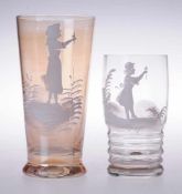 Zwei Trinkgläser mit Schneemalerei Farbloses bzw. rötliches Glas. Formgeblasen, 1 x optisch gerippt.