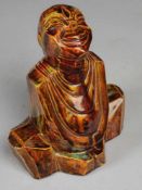 Buddha Sandfarbener Scherben. Stilisierte Darstellung eines sitzenden "Budai" mit nach oben