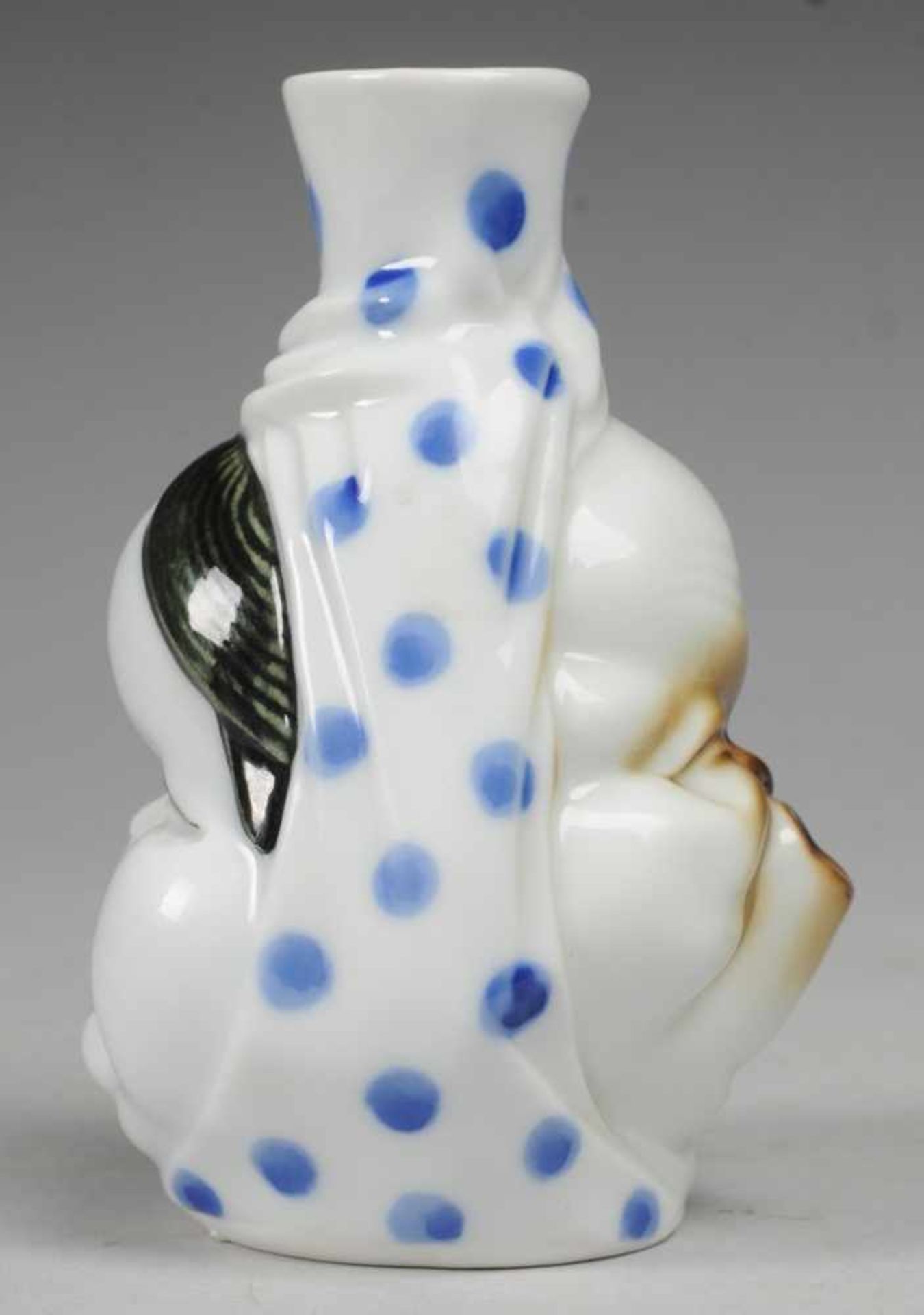 Figürliche Sakeflasche Porzellan, polychrom bemalt. Bauchiger Korpus mit leicht ausgezogener - Bild 3 aus 4