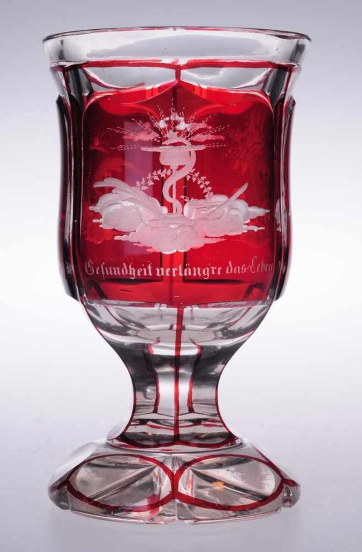 Biedermeier-Freundschaftspokal Farbloses, dickwandiges Glas, part. rot gebeizt. Formgeblasen.