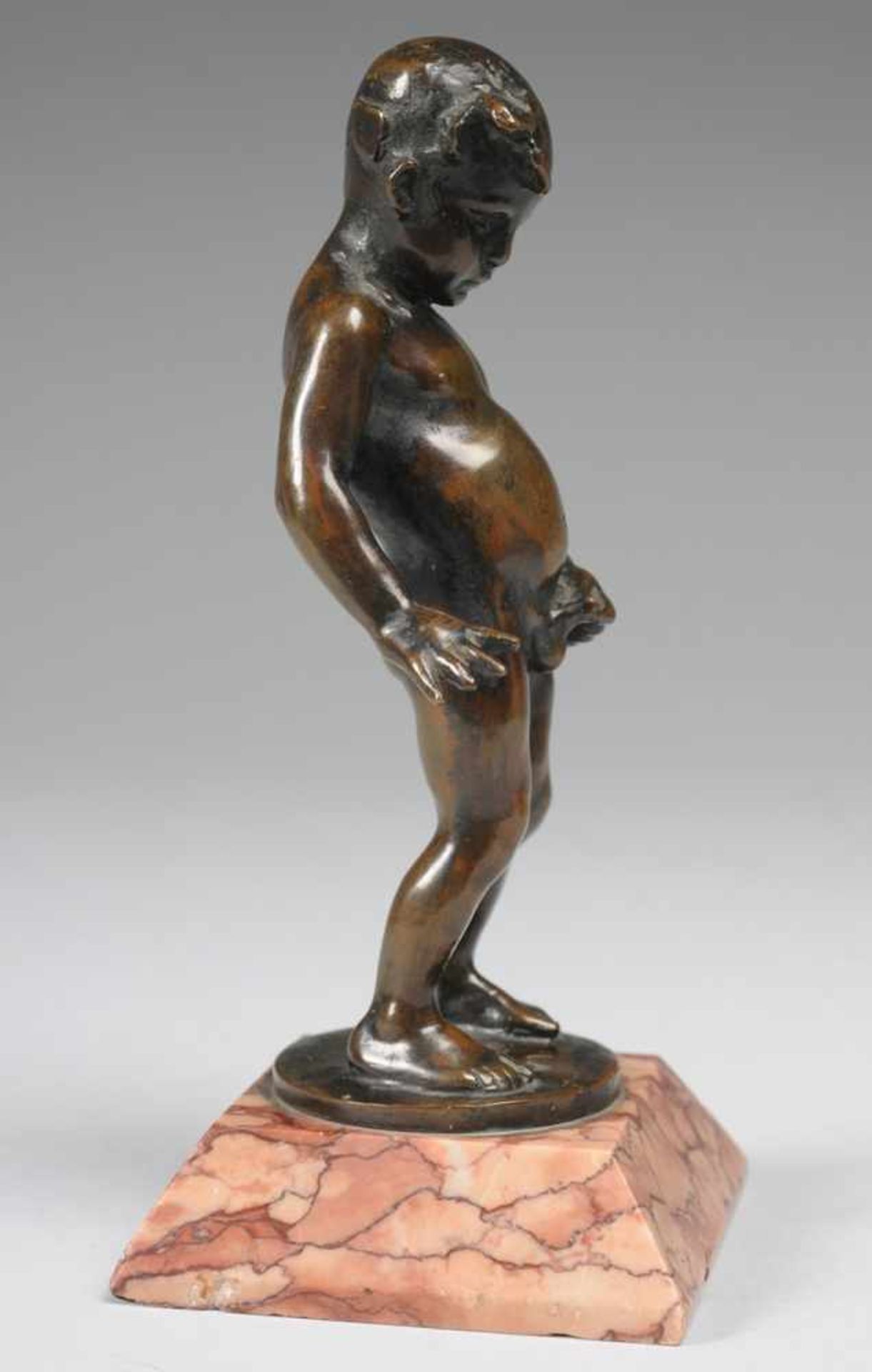 "Manneken Pis" Bronze, patiniert. Auf quadratischem sich konisch verjüngendem Marmorsockel montierte - Image 2 of 5