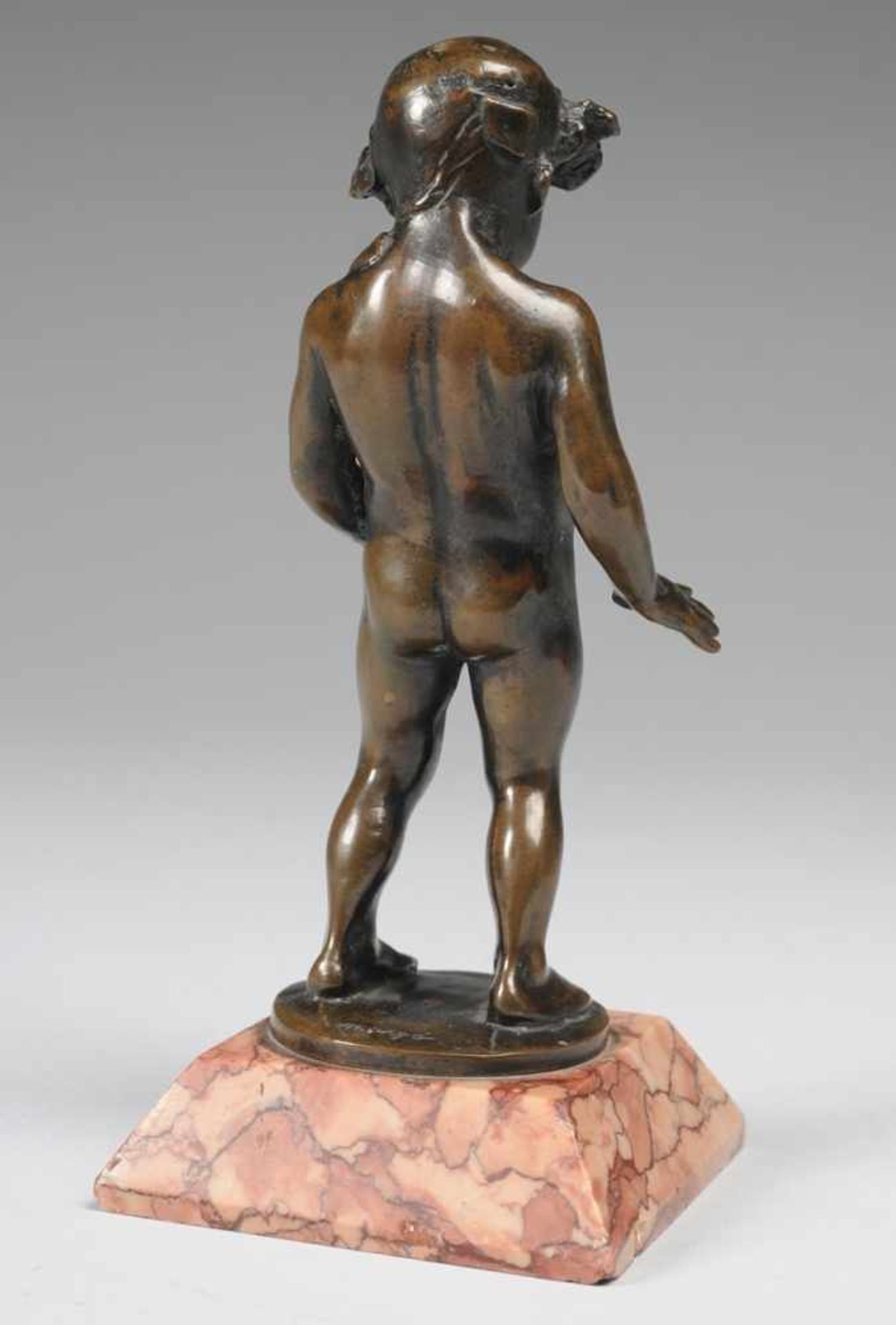 "Manneken Pis" Bronze, patiniert. Auf quadratischem sich konisch verjüngendem Marmorsockel montierte - Image 3 of 5