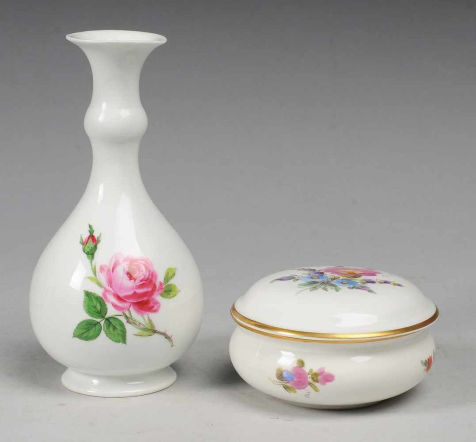 Deckeldose mit Blumenmalerei und Vase "Rote Rose" Weiß, glasiert. Polychrome Bemalung. 1 x