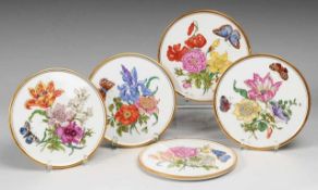 Fünf Porzellantafeln mit Blumen- und Insektenmalerei Weiß, glasiert. Runde Form. In polychromer