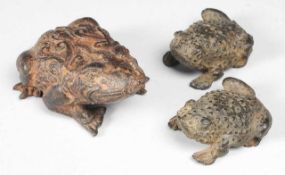 Drei Kröten Bronze, patiniert. Vollplastisch ausgeformte Kröten, die größere mit ornamental