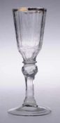 Barockes Kelchglas Farbloses Glas. Formgeblasen. Breiter Scheibenfuß, facettierter Schaft mit Nodus.