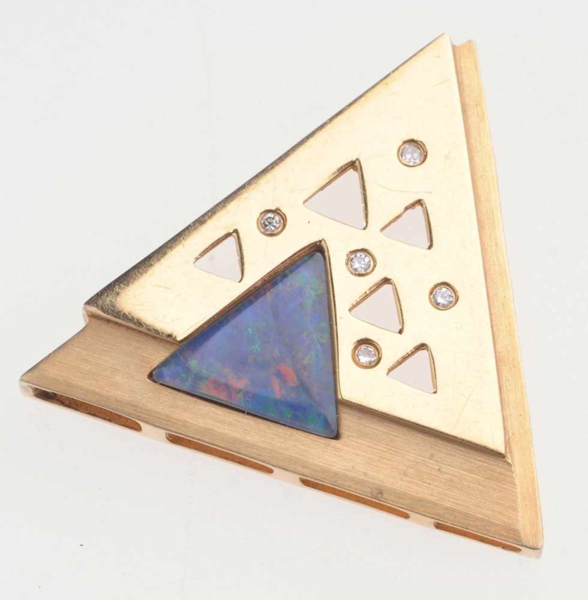 Opal-Brillant-Anhänger 585er GG. Dreieckform, part. durchbrochen gearbeitet. Geometr. Dekor mit