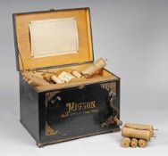 Mignon-Organette Holz, Messing u. andere Materialien. Mithilfe von Handkurbeln bedienbarer
