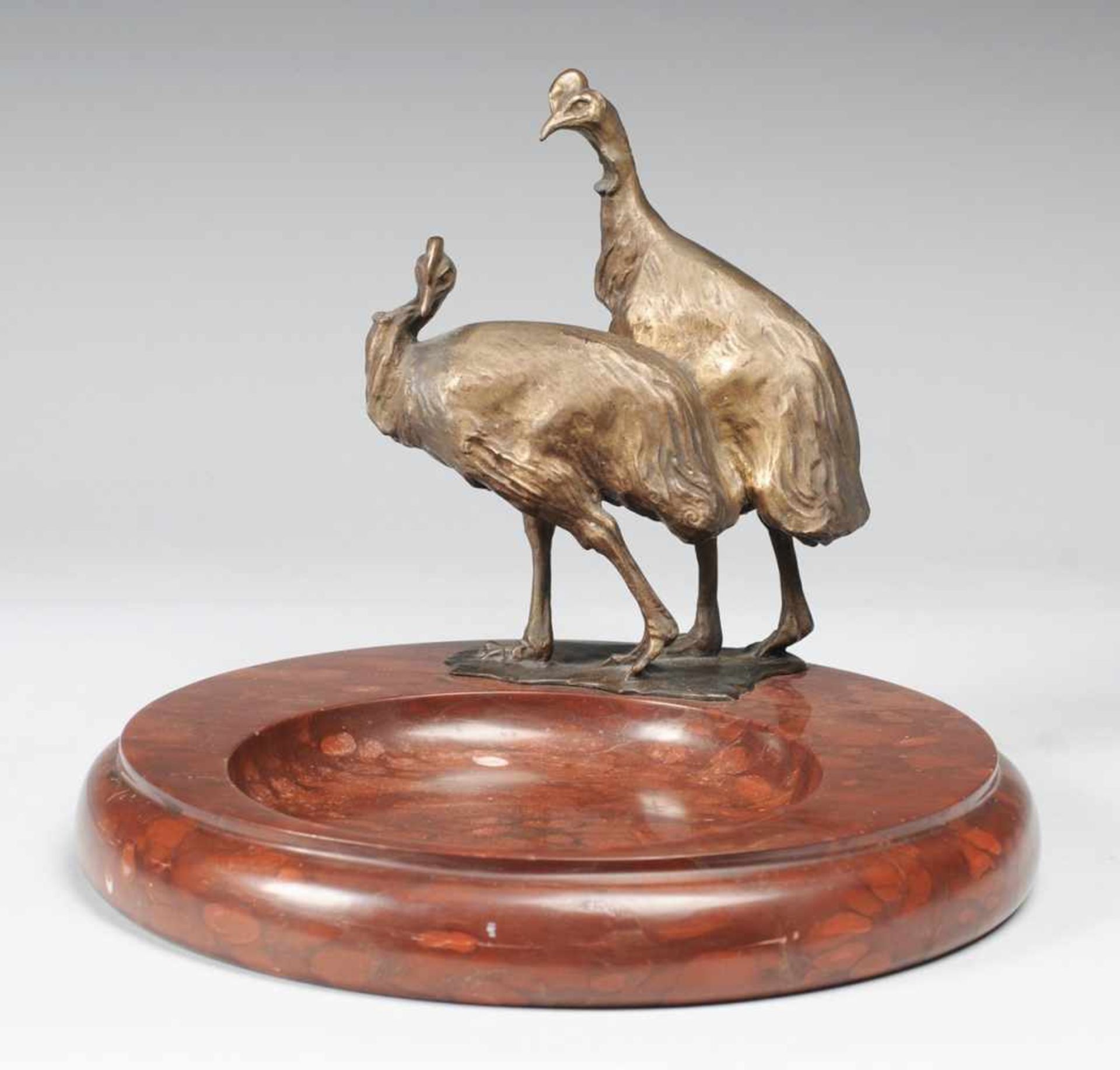 Kreye, W. (Deutscher Bildhauer, A. 20. Jh.) Rotbrauner Kalkstein u. Bronze, patiniert. Runde