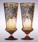Paar Historismus-Biergläser Braungelbes Glas. Optisch gerippt formgeblasen. Scheibenfuß u. kurzer