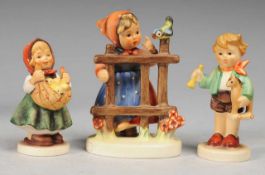 Drei Hummelfiguren Porzellan, polychrom bemalt. Versch. Kinderfiguren. Modell 3854/0 (unters.