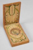 Historische Klappsonnenuhr Verglaster Kompass in klappbarem Holzgehäuse. Durch Spannen eines