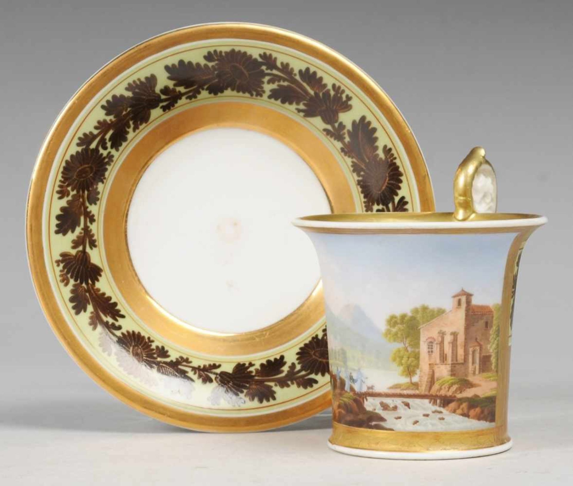 Biedermeier-Tasse mit UT Weiß, glasiert. Konische Tasse mit ausgezogenem Lippenrand u.