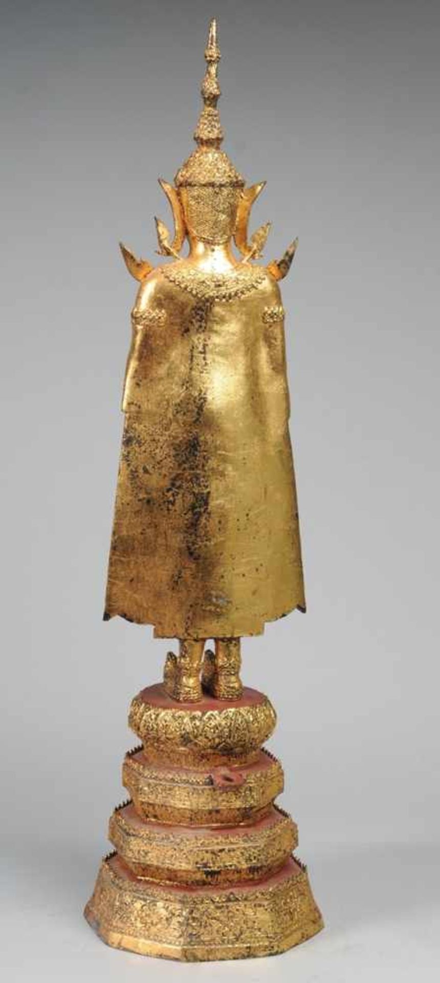 Große Figur des Buddha Shakyamuni Bronze, part. rot gefasst u. vergoldet. Auf mehrstufigem hohem - Bild 3 aus 4