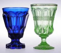 Zwei Pressglas-Fußbecher Blaues u. grünes Pressglas. Polygonaler bzw. gebogter Fuß. Kuppa mit