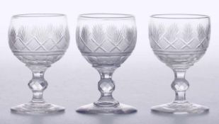 Drei Süßweingläser aus königlichem Besitz Farbloses Kristallglas. Formgeblasen. Scheibenfuß,