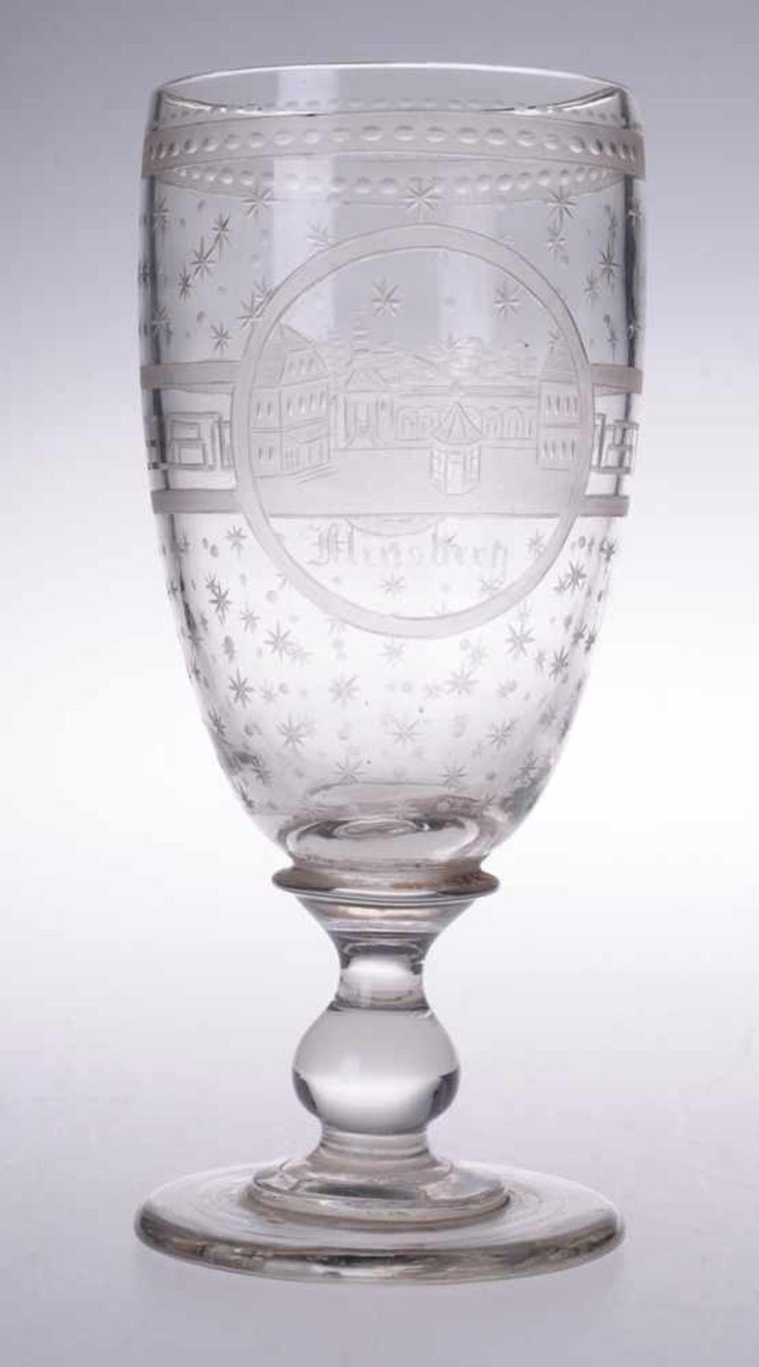 Biedermeier-Andenken-Pokal "Flinsberg" Farbloses Glas. Formgeblasen. Gestufter Scheibenfuß,