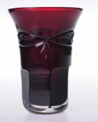 Kleiner Biedermeier-Becher Dunkelrotes Rubinglas. Formgeblasen. Zylindrische Form mit konisch