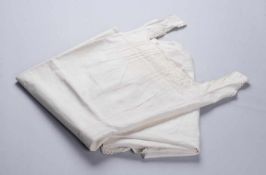 Konvolut Weißwäsche 3-tlg. Nacht- bzw. Unterhemden. Weißer Baumwollstoff. Kanteneinfassung mit