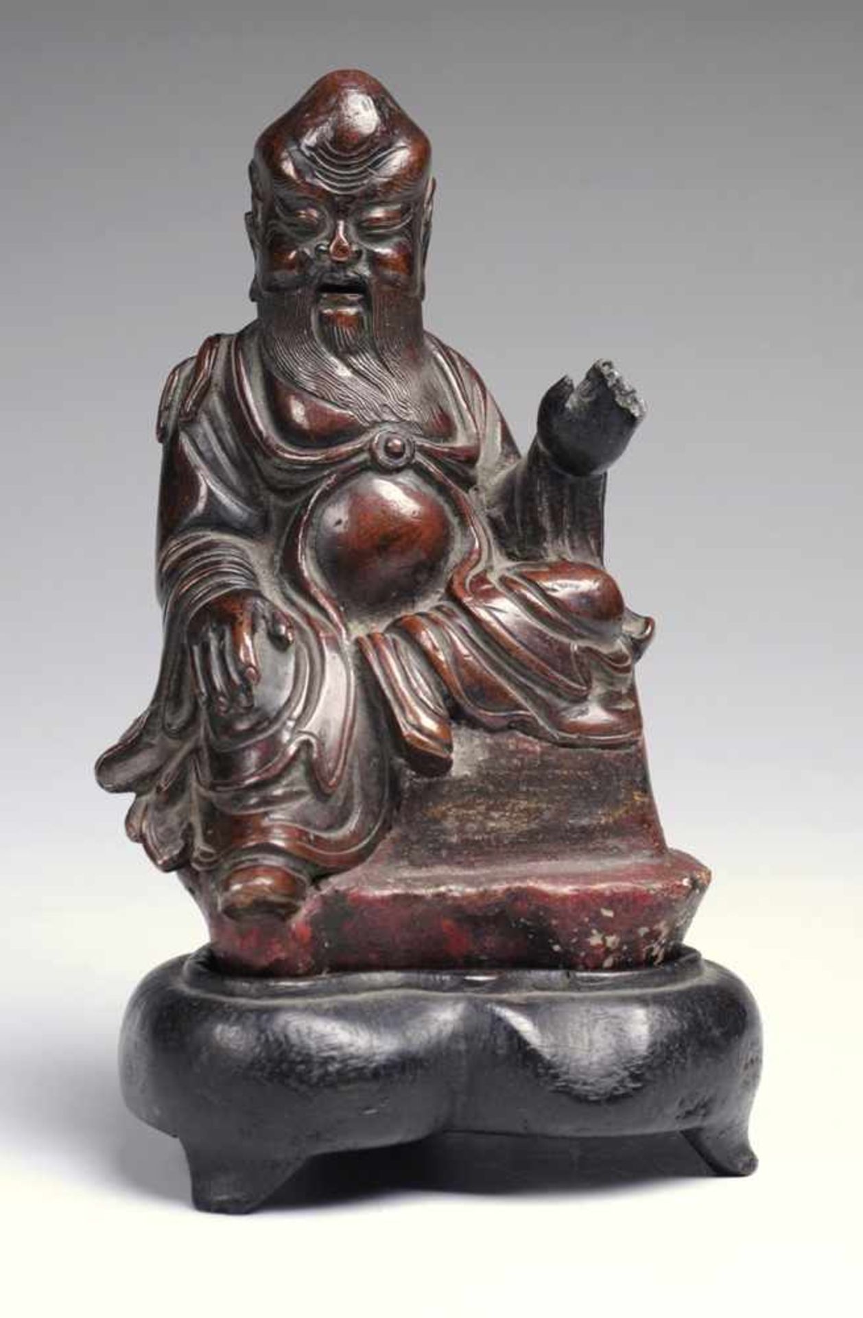 Figur eines daoistischen Unsterblichen Bronze, patiniert. Auf steinernem Sockel Darstellung eines