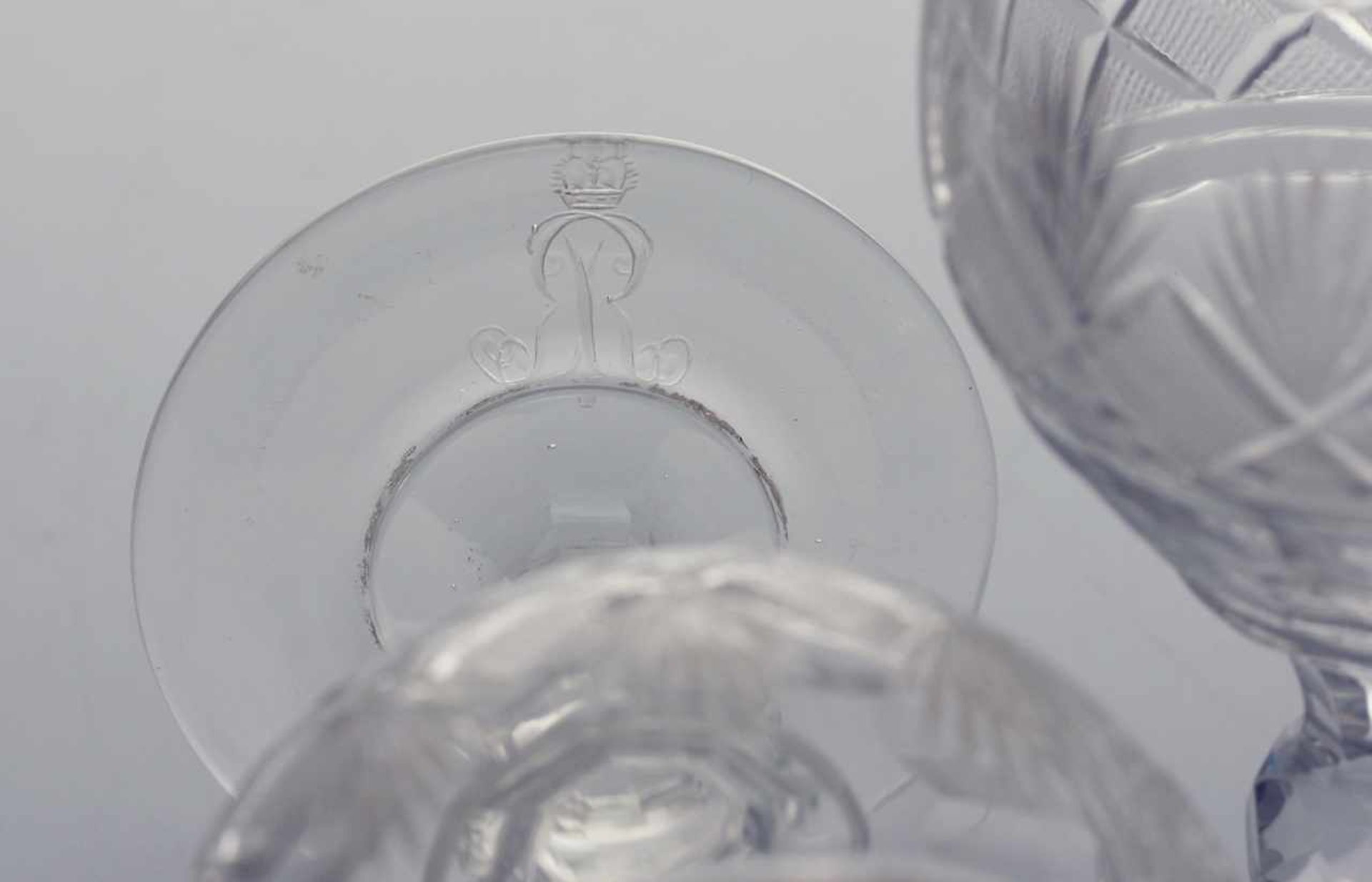 Drei Süßweingläser aus königlichem Besitz Farbloses Kristallglas. Formgeblasen. Scheibenfuß, - Bild 2 aus 2