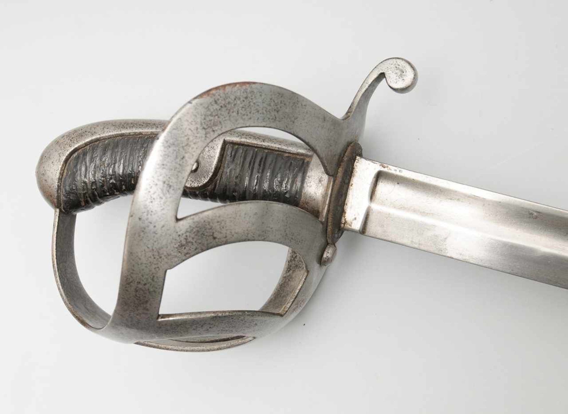 Sächsischer Kavalleriesäbel M 1867. L. gekrümmte u. gekehlte Rückenklinge mit Herstellerstempel u. - Bild 2 aus 4