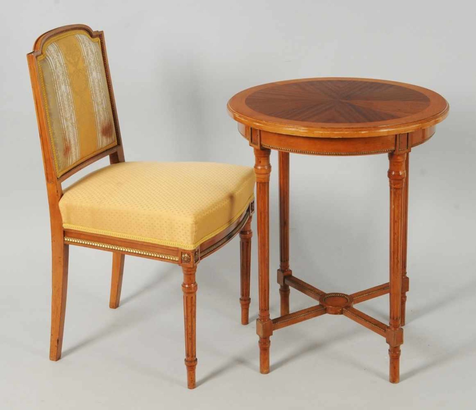 Louis-Seize-Tisch mit Stuhl Wohl Erle u. Mahagoni, auf Nadelholz furniert, part. golden gefasst.