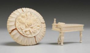 Paar Elfenbeinschnitzereien Runde Deckeldose mit Reliefdekor aus Blütenbukett, gerahmt von