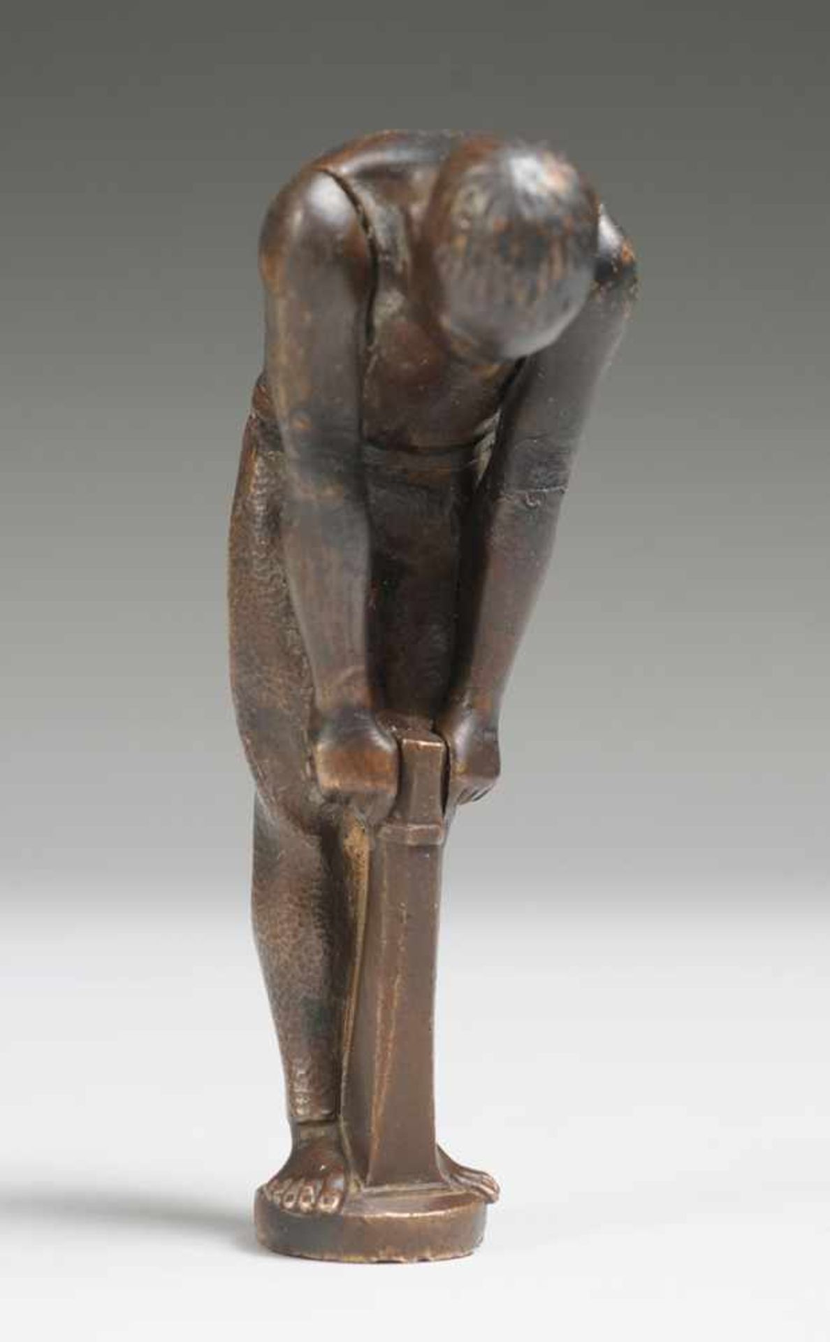 Pruke (Deutscher ? Bildhauer, 2. D. 20. Jh.) Bronze, patiniert. Petschaft. Handhabe in Form eines